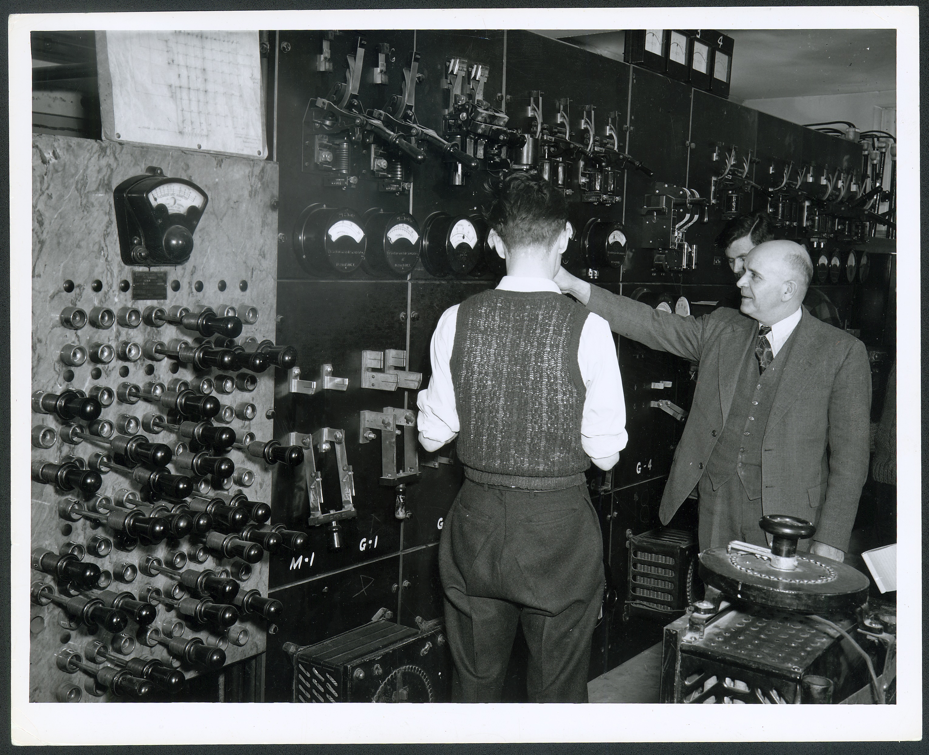 A. Foster Baird in the lab with students, 1951