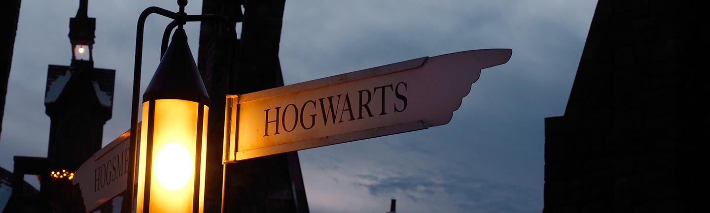 A sign pointing to Hogwarts